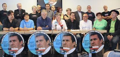 Políticos, sindicalistas y familiares de Arnaldo Otegi en la presentación de la manifestación a favor de su liberación el pasado mes de septiembre. 