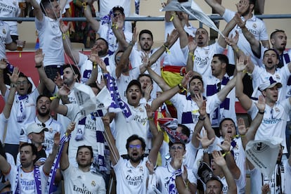 Aficionados del Real Madrid en La Cartuja antes del encuentro. 

