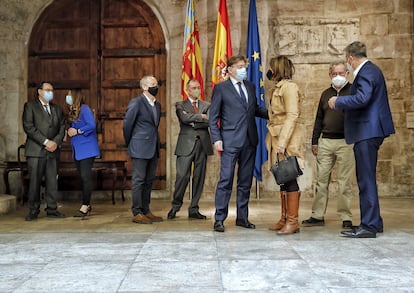 El presidente de la Generalitat, Ximo Puig, en el centro, con los secretarios generales de UGT-PV y CC OO-PV, el presidente de la patronal CEV, y consejeros del Consell.