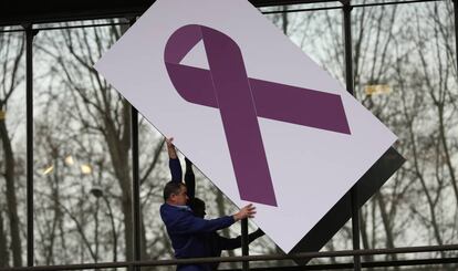 Col·locació d'un llaç contra la violència masclista al Ministeri de Sanitat en una imatge d'arxiu.