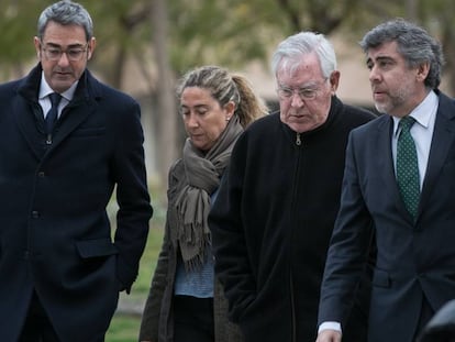 Gemma Montull, amb el seu pare i els seus advocats, en el primer dia de judici.