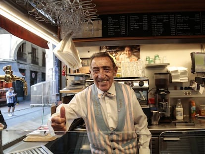 Joan Bayen, el eterno Juanito del Bar Pinotxo de la Boqueria, ha pasado por todas las fases de Barcelona y siempre lo ha hecho con deportividad.