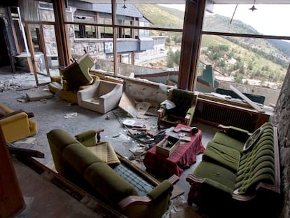 Arriba, estado deteriorado del Club Alpino Guadarrama, en el puerto de Navacerrada. Abajo, vista del albergue juvenil Álvaro Iglesias, tomada desde el interior del edificio del club alpino.