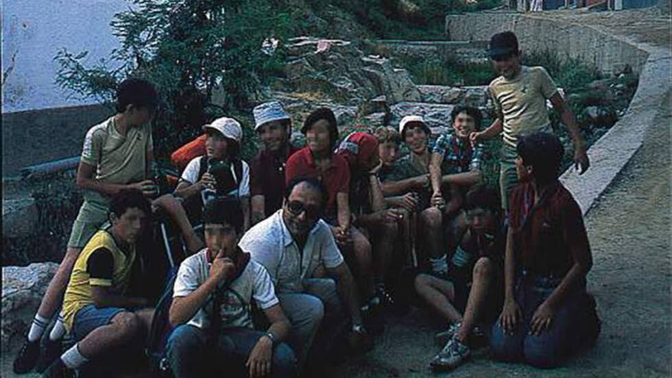 El religioso José María Sánchez Nieto, rodeado de niños de la parroquia de los jesuitas de Salamanca, en una imagen de los años ochenta.