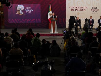 Periodistas cuestionan a López Obrador en una conferencia de prensa, en febrero de 2023.
