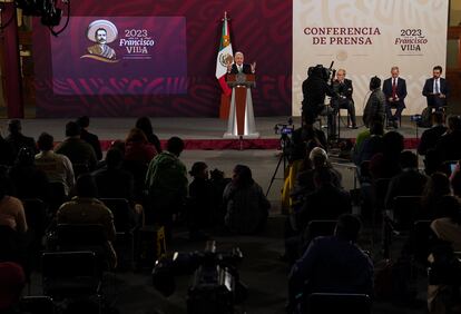 Periodistas cuestionan a López Obrador en una conferencia de prensa, en febrero de 2023.