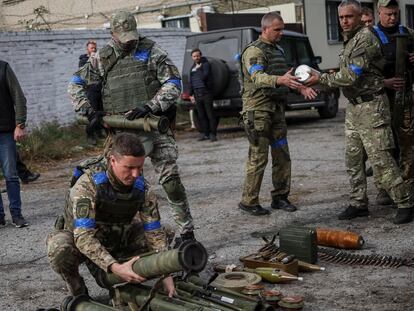 Un zapador clasificaba el lunes proyectiles rusos hallados en la ciudad de Udy, recién recuperada por el ejército de Ucrania.