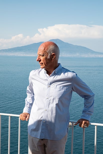 El diseñador Marco De Luca frente al golfo de Nápoles y con el Vesubio al fondo.