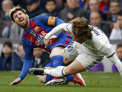 Messi e Modric, no clássico disputado no Camp Nou, em dezembro.