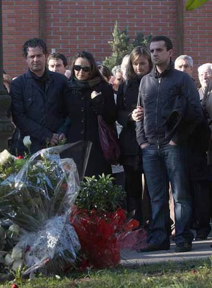 La familia de Ignacio Uria, en el lugar del asesinato del empresario.