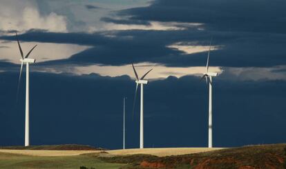 Molinos de viento en los llanos de Almazán (Soria).