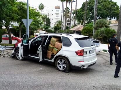 Vehículo cargado con 600 kilogramos de hachís intervenido por la policía tras embestir a otro coche y a un ciclista el pasado septiembre en Estepona.