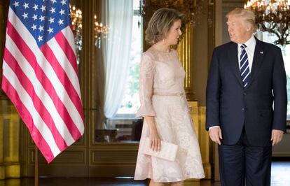 El presidente de EE UU, Donald Trump, con la reina Matilde de B&eacute;lgica, ayer en el Palacio de Real de Bruselas.
  / AFP PHOTO / Belga / BENOIT DOPPAGNE /