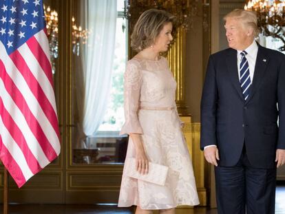 El presidente de EE UU, Donald Trump, con la reina Matilde de B&eacute;lgica, ayer en el Palacio de Real de Bruselas.
  / AFP PHOTO / Belga / BENOIT DOPPAGNE /