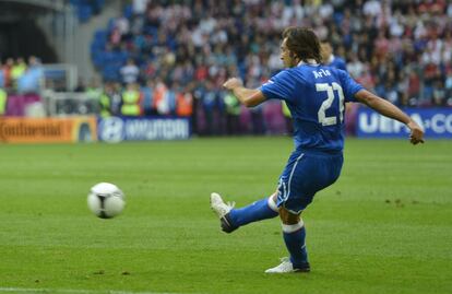 Remate de Andrea Pirlo...