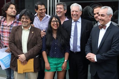 Mario Vargas Llosa con escritores peruanos.