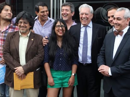 Mario Vargas Llosa con escritores peruanos.