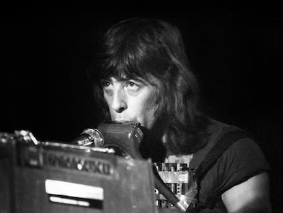 John Mayall, durante una actuación en Ámsterdam en 1975.