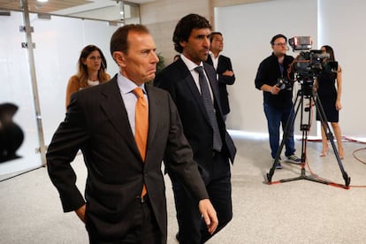 Emilio Butragueño y Raúl, en la presentación de Rodrygo en el Bernabéu.