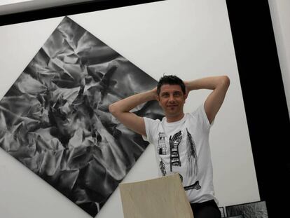 El artista Ismael Iglesias posa ante una de sus obras en la Aldama-Fabre Gallery de Bilbao.
