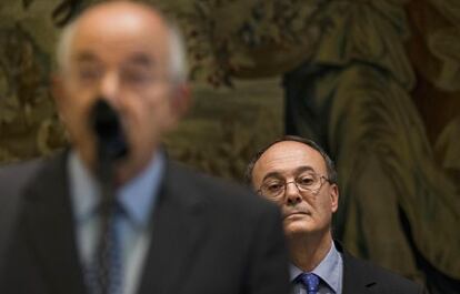 El nuevo gobernador, Luis María Linde, junto a su antecesor en el Banco de España, Miguel Fernández Ordóñez, en primer plano, en su toma de posesión.