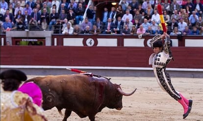 Ángel Otero clava un par de banderillas en la plaza de Las Ventas.