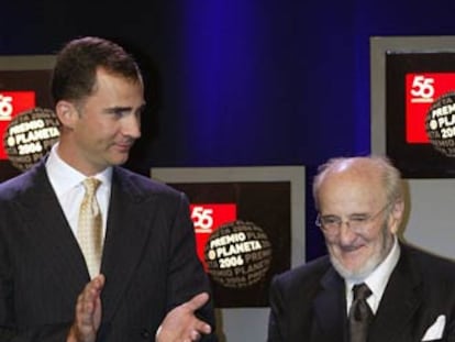 El príncipe Felipe aplaude al premiado anoche, Álvaro Pombo.