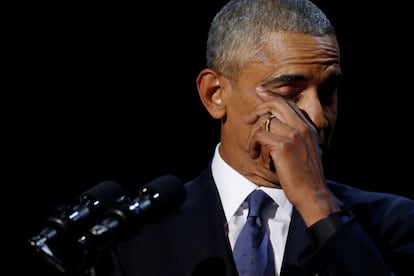 Barack Obama dijo adiós esta noche a los estadounidenses alertando de las amenazas que se ciernen sobre la democracia, advirtiendo de que esta “corre peligro cuando se la da por segura”, que se rompe “si se cede al miedo”. En la imagen, Barack Obama, en un momento del discurso.