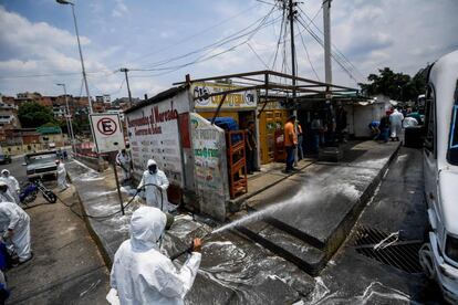 Trabajadores municipales desinfectan un mercado en Petare, cerca de Caracas, el 2 de abril.