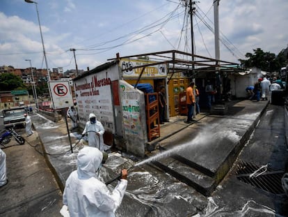 Trabajadores municipales desinfectan un mercado en Petare, cerca de Caracas, el 2 de abril.