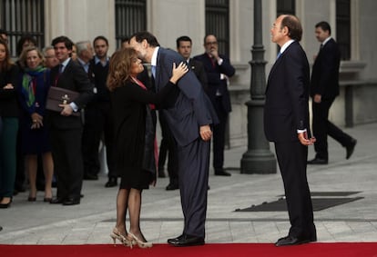 Difícil situación en la que llega Rajoy a la quinta Conferencia: Varios barones autonómicos del PP se han declarado en rebelión con los Presupuestos de Rajoy, Artur Mas ha iniciado un proceso soberanista y otros presidentes populares quieren enfrentarse a él en la Conferencia. En la imagen, la vicepresidenta del Gobierno saluda al jefe del Ejecutivo.