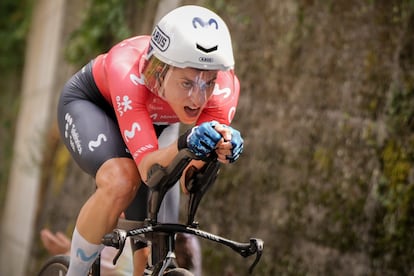 Marlen Reusser, ganando la contrarreloj del Giro con el nuevo casco del Movistar.