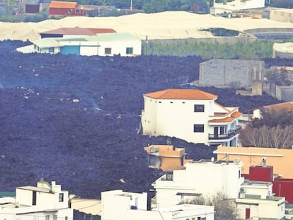 Una colada engulle las casas de La Laguna, en la isla de La Palma.