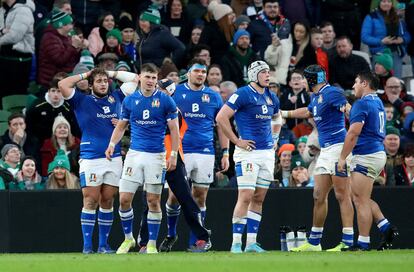 Los jugadores de la selección italiana de rugby tras su derrota ante Irlanda en el partido del Seis Naciones.