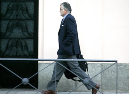 El tesorero nacional y senador del Partido Popular, Luis Bárcenas, en las proximidades de su domicilio en Madrid.