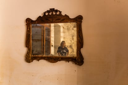 Chelo, reflejada en un espejo de su vivienda de Catarroja, este martes.