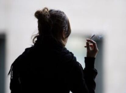 Las mujeres son más reticentes a dejar de fumar que los hombres.