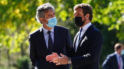 El presidente del PP, Pablo Casado (derecha), con el presidente del Consejo General del Poder Judicial, Carlos Lesmes, en la XIV edición del Premio Europeo Carlos V, el 14 de octubre.