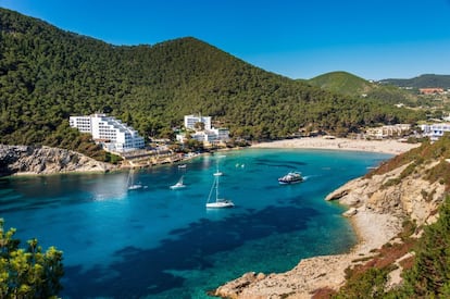 Poco a poco aumenta la temperatura en la costa española. Por la primavera creciente. Por el decaimiento, al menos generalizado, de las restricciones de movilidad entre comunidades. Por la reapertura de los chiringuitos. Por el apetito voraz de mar y olas o la publicación, el próximo día 11 de mayo, del listado de banderas azules 2021. Llega el momento de los espacios litorales y en España hay 3.000 arenales para elegir. <br></br> En la tarea de ayudar a bañistas con discapacidad, las playas de Santa Eulària des Riu y cala Llonga (en la foto) son de las pocas que han adoptado en España el sistema de accesibilidad universal según la norma UNE 170001-2. Este certificado añade a pasarelas, sillas anfibias y aseos adaptados, acompañantes (esencial para invidentes) y timbres inalámbricos, entre otros pluses. Y, ya que estamos aquí, el gastrobar Capricho abre a las ocho de la mañana.