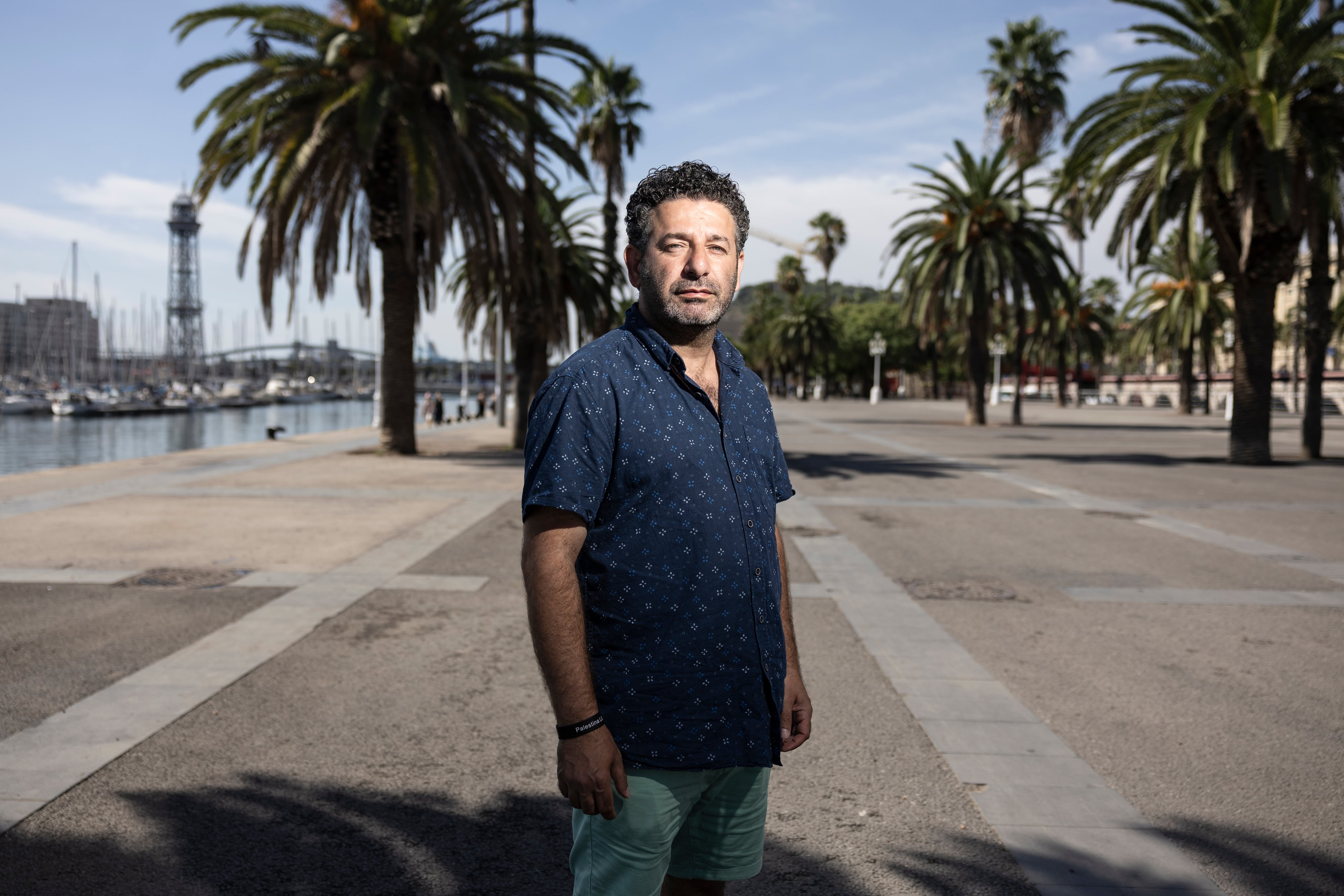 Saif Abukeshek, activista hispano-palestino y uno de los organizadores de la flotilla Global Sumud, fotografiado en el Moll de la Fusta del puerto de Barcelona en agosto pasado.