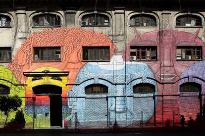 Ostiense (Roma): el arte urbano irrumpe en la calle del Porto Fluviale: el grafitero Blu ha poblado de monstruos la fachada de un excuartel.