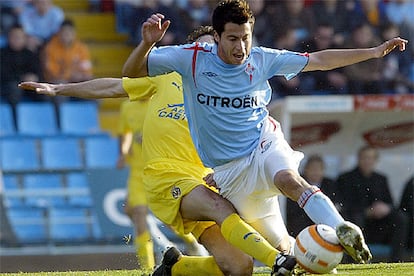 El centrocampista del Celta Jorge Larena pugna por el balón con el defensa argentino del Villarreal Gonzalo.