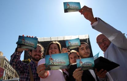 Los partidarios de que la publicidad de Tío Pepe vuelva a Sol, con fotos de su anterior emplazamiento.