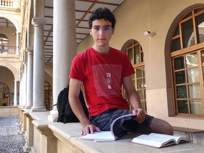 Ignacio Martínez Leandro, estudiante de latín, en la biblioteca Antonio Nebrija de la Universidad de Murcia.