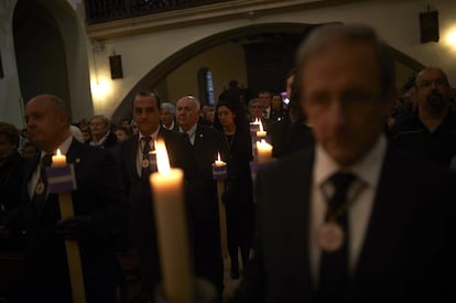 Miembros de la hermandad de 'La Pasión' renuevan el 'Voto de las Cinco Llagas' durante las celebraciones del Jueves Santo en Pamplona, el 18 de abril.