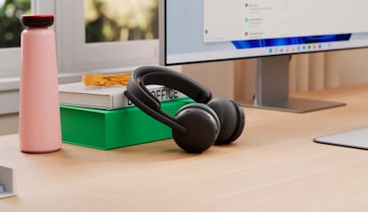 Logitech Zone 2  de color negro en una mesa