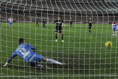 Hemed anota el penalti.