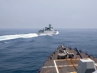 El destructor estadounidense USS Chung-Hoon observa el cruce "peligroso" de una patrullera china este sábado en el estrecho de Taiwán