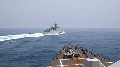 El destructor estadounidense USS Chung-Hoon observa el cruce "peligroso" de una patrullera china este sábado en el estrecho de Taiwán