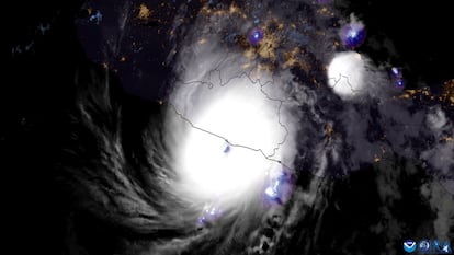 Una imagen satelital muestra la llegada a tierra de 'Otis' como un huracán de categoría 5, este 25 de octubre de 2023.